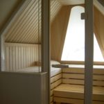 Sauna Dachschräge Sonderanfertigung Dachgeschosssauna Niebüll Hemlock - Abachi Glasfront und integriertes Dachfenster (1)