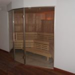 Sauna Sonderanfertigung Voll-Glasfront Erker Schrägform (5)