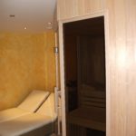 Sauna fünfeck Glasfront getönt integrierte Hifi über Saunasteuerung (4)