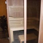 Sauna fünfeck Glasfront getönt integrierte Hifi über Saunasteuerung Westerrönfeld