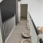 Treppe-mit-Geländer-grau-weiß-mit-Türe