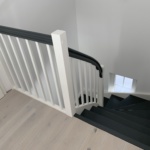 Treppe mit Geländer grau weiß mit Türe, Tischlerei Rendsburg, Tischlerei Flensburg, flensburg kiel, hotel flensburg, flensburg handball